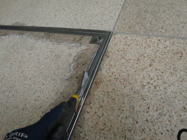 床の点検口の御影石バーナー仕上げの廻り縁部分の濡れジミ