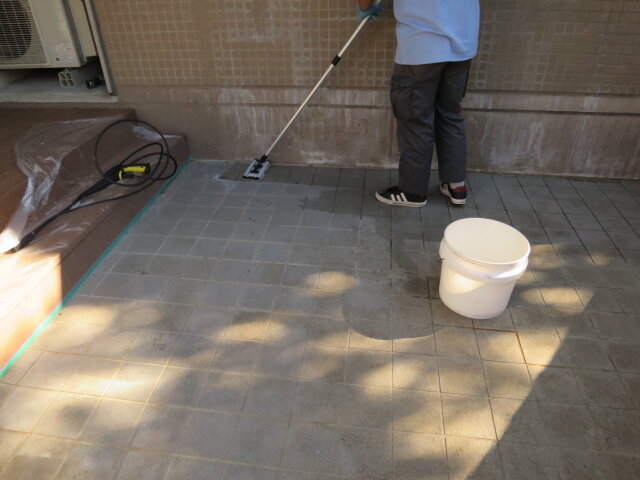 植木鉢が置いてあるベランダのタイル床は水アカ汚れがすごい