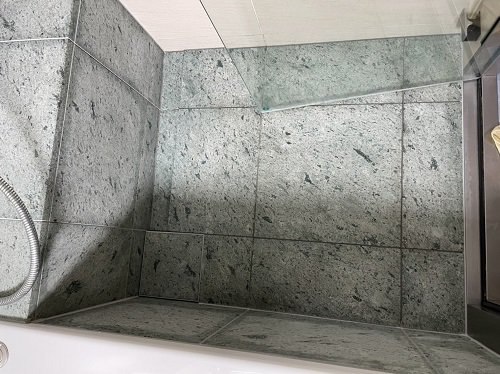 十和田石の浴室は常に湿気があってカビやすく