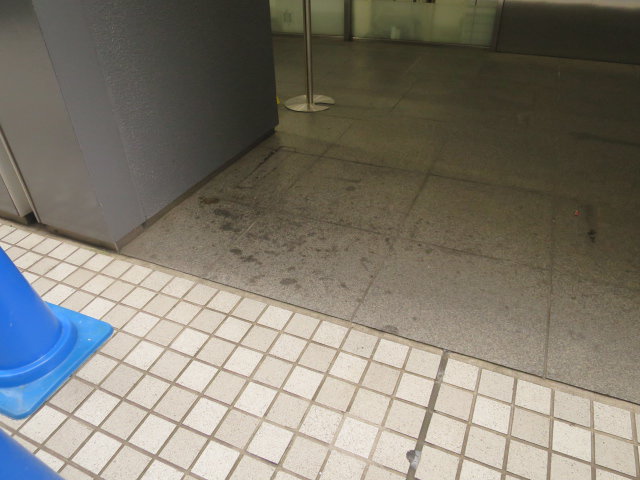 黒御影石バーナー仕上げの床が油系の汚れで濡れジミに！