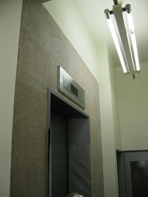 エレベーターホールの洗浄・コート(テラゾー洗浄）