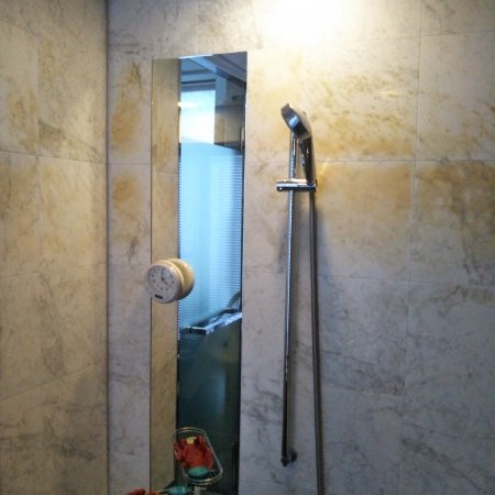 浴室内の白大理石の壁が茶色に変色!