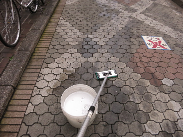 インターロッキングの歩道に廃油缶が倒れて自転車のタイヤの跡が