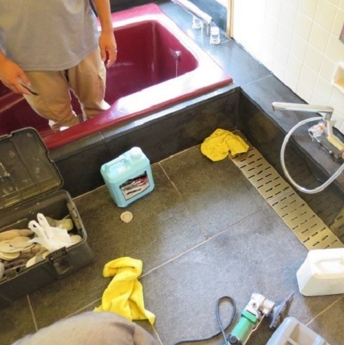 浴室洗い場御影石バーナー仕上げ床が、洗浄が甘くて白く変色して！