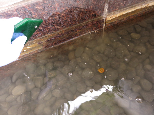 赤御影石本磨きの池の水アカ除去研磨施工