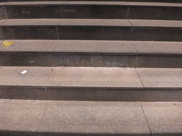 御影石外構階段部のエフロ（白いモルタルの灰汁）による汚染シミ抜き