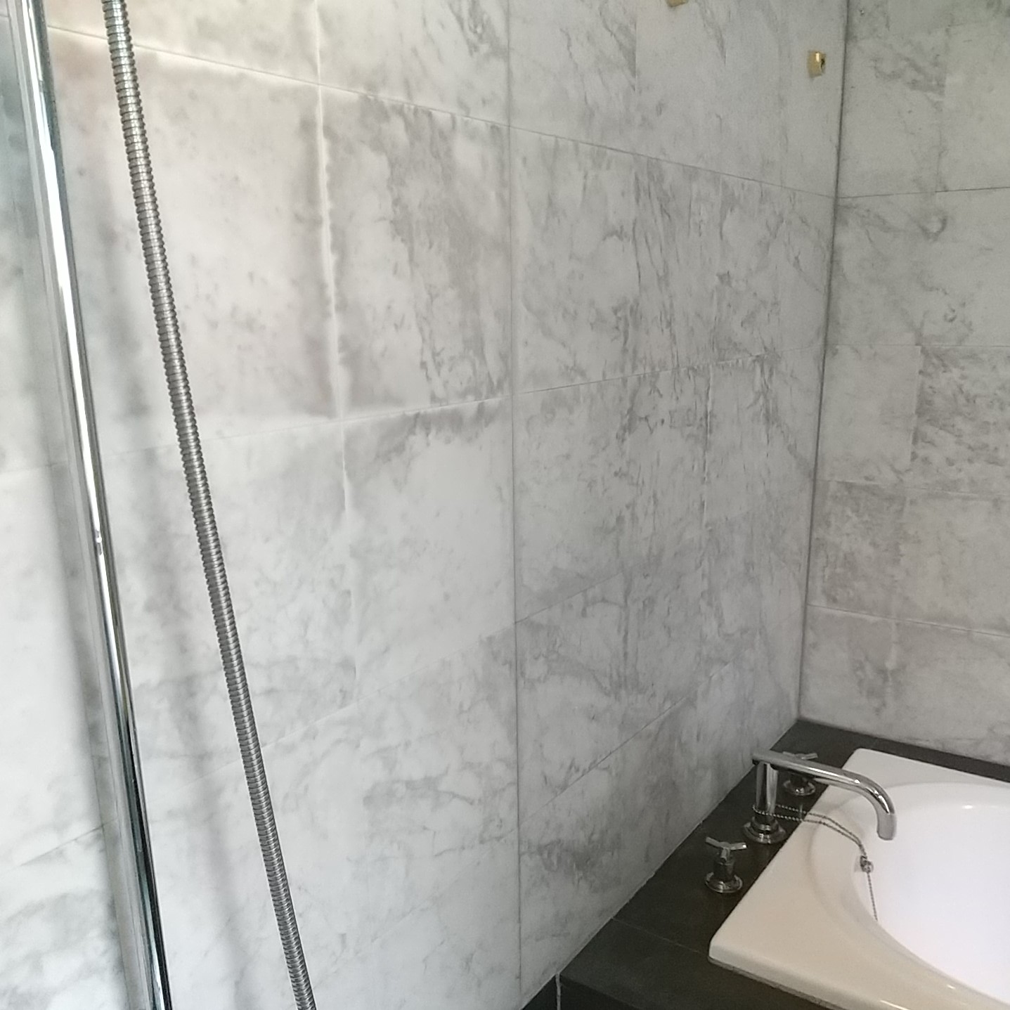 浴室内の白大理石の壁が茶色に変色!