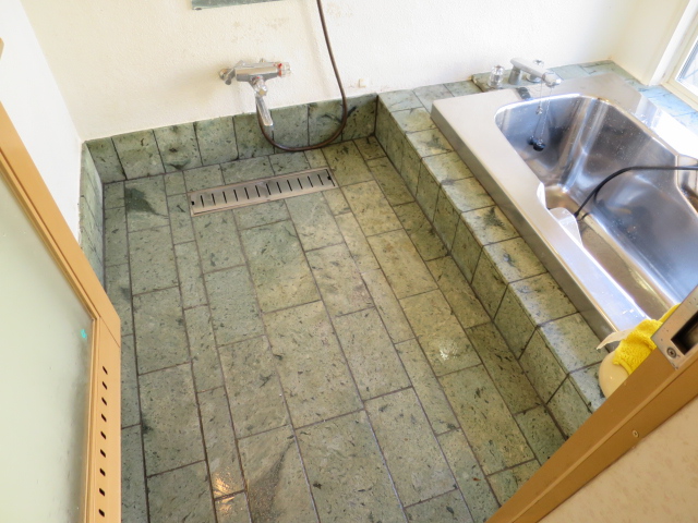 伊豆石浴室では、黒いカビが日常清掃では取り切れず