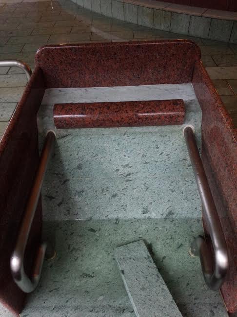 温泉施設の寝湯に付いた茶シミ除去