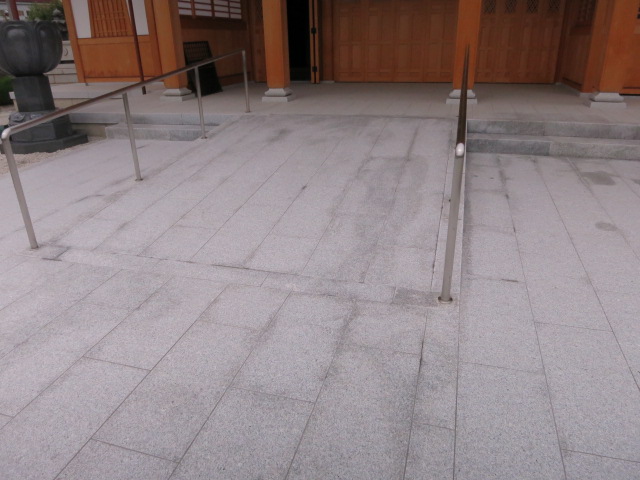 お寺の屋根からの雨水で白御影石バーナー仕上げ床に茶色いシミが