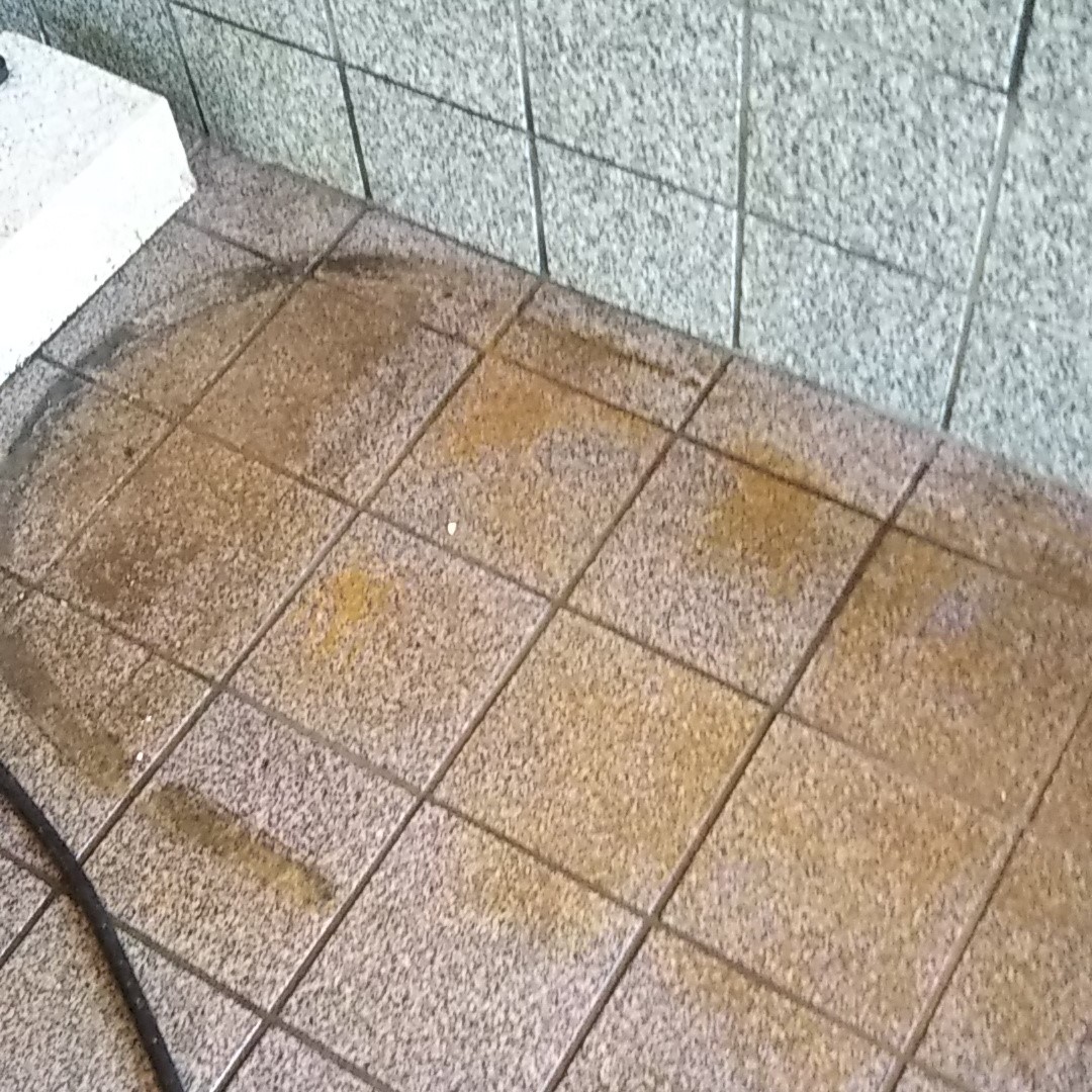 古い温泉施設のタイルん付着した茶色い汚れ