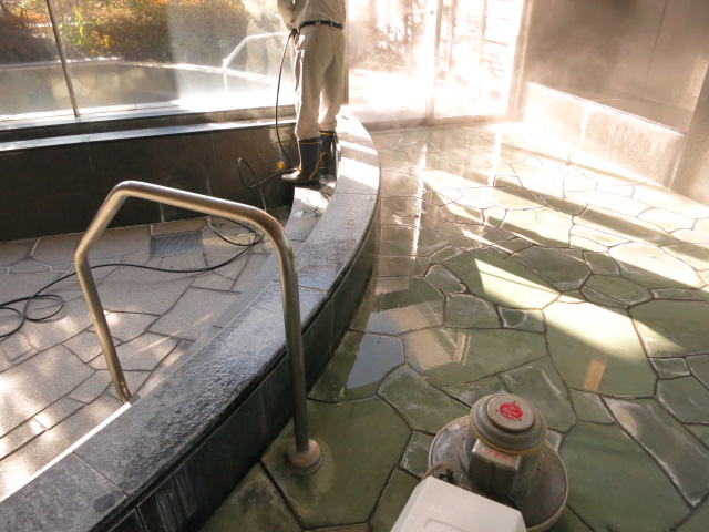 ホテルの大浴場の床石のヌメリ防止洗浄
