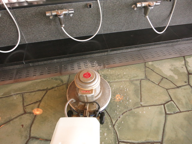 ホテルの大浴場の床石のヌメリ防止洗浄