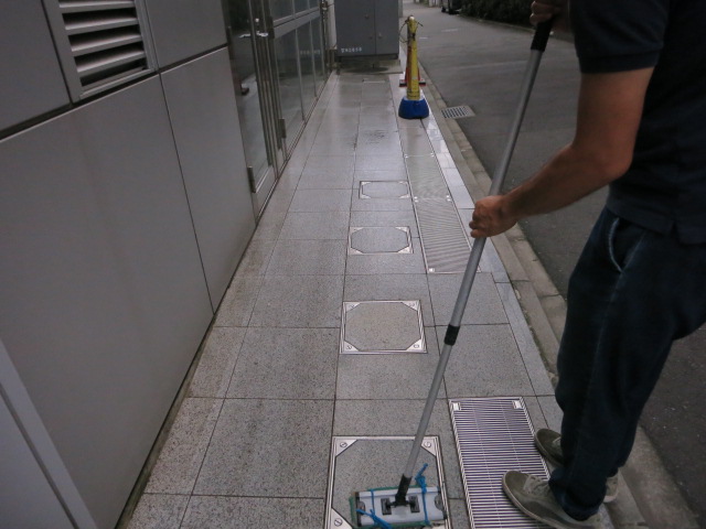 御影石バーナー仕上げの床にモップ清掃を続けると  