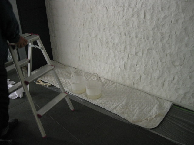 大理石（タソス）壁に汚れ防止剤塗布