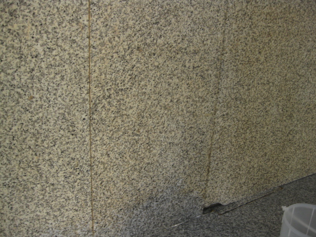 30年以上のテナントビルの御影壁石のシミ
