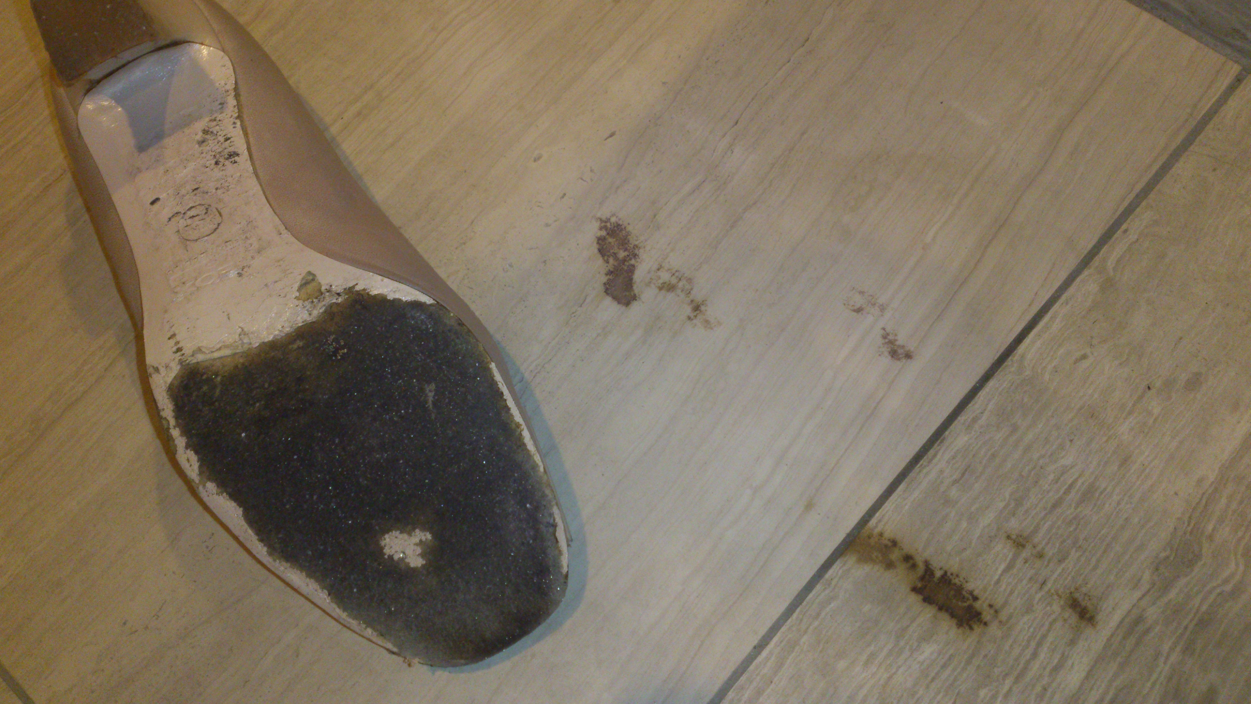 大理石の玄関土間に付いた靴によるシミ