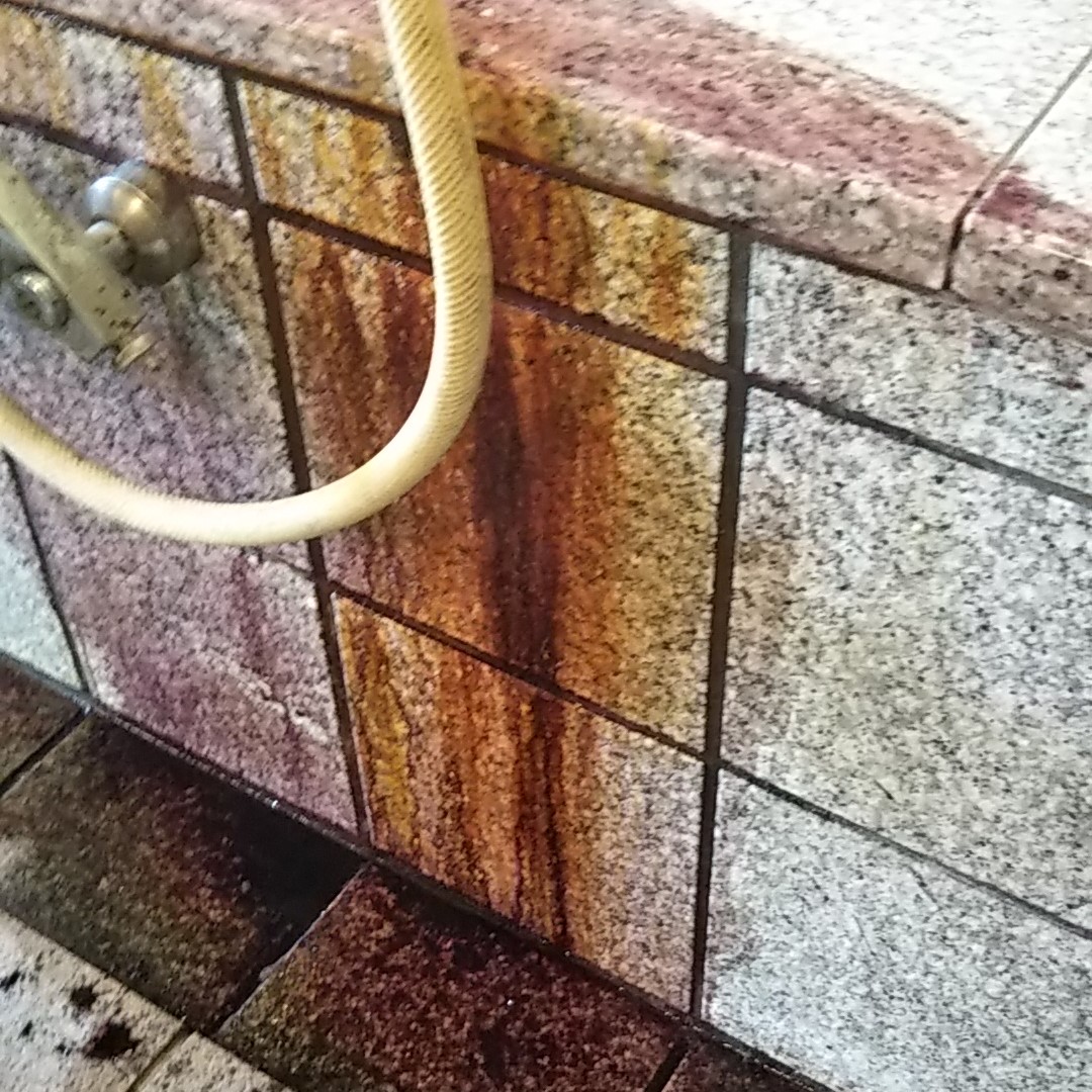 古い温泉施設のタイルん付着した茶色い汚れ 施工例一覧 石材メンテナンス 石材クリーニング専門 株式会社 ケイ アンド エス